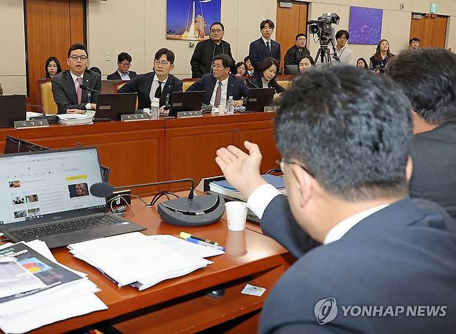 설전 벌이는 박정훈-김우영 의원 (서울=연합뉴스) 류영석 기자 = 국민의힘 박정훈 의원과 더불어민주당 김우영 의원이 14일 서울 여의도 국회 과학기술정보방송통신위원회에서 열린 2025년도 국정감사에서 설전을 벌이고 있다. 2025.10.14 ondol@yna.co.kr