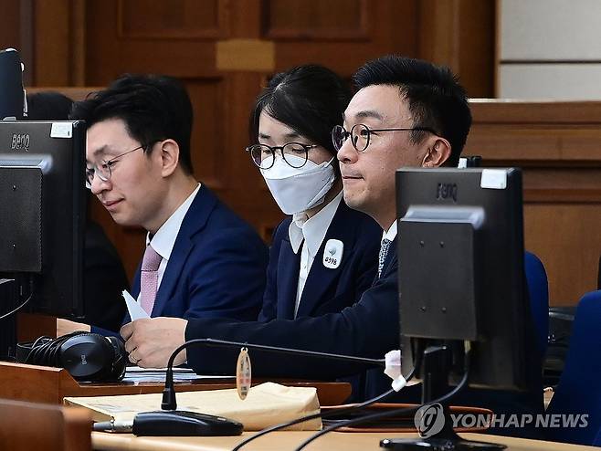 법정 출석한 김건희 (서울=연합뉴스) 도이치모터스 주가조작 혐의와 통일교 금품수수 의혹 등으로 구속기소 된 김건희 여사가 24일 서울 서초구 서울중앙지법에서 열린 첫 재판에 출석해있다. 2025.9.24 [사진공동취재단] photo@yna.co.kr