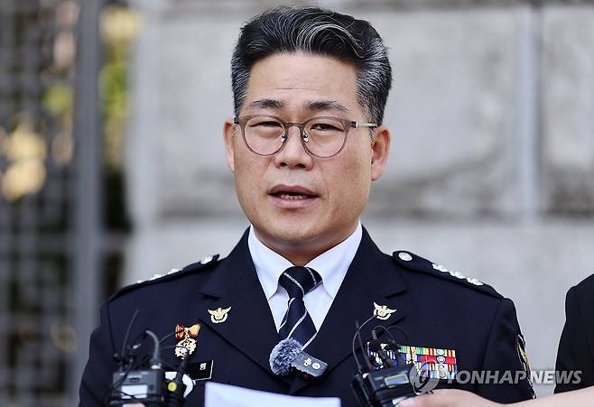 입장 밝히는 백해룡 전 형사과장 (서울=연합뉴스) 윤동진 기자 = 백해룡 전 영등포경찰서 형사과장(경정)이 12일 서울 서초구 대검찰청 앞에서 인천세관 마약 밀수 연루 의혹 관련 합동수사팀 출범에 대해 입장을 밝히고 있다. 2025.6.12 mon@yna.co.kr