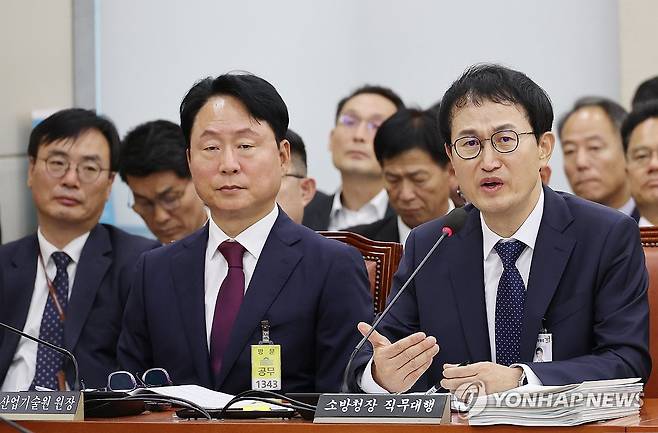 김승룡 소방청장 직무대행 답변 (서울=연합뉴스) 박동주 기자 = 김승룡 소방청장 직무대행이 15일 서울 여의도 국회에서 열린 행정안전위원회의 중앙선거관리위원회, 인사혁신처, 소방청 등에 대한 국정감사에서 의원 질의에 답하고 있다. 2025.10.15 pdj6635@yna.co.kr