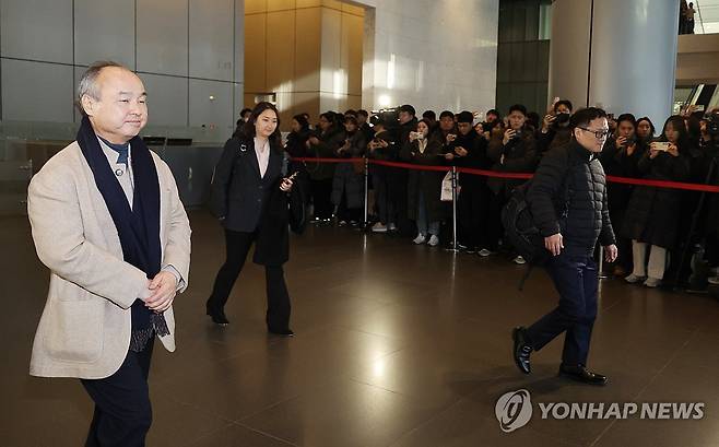 삼성 서초사옥 나서는 손정의 회장 (서울=연합뉴스) 이진욱 기자 = 손정의(孫正義·일본명 손 마사요시) 소프트뱅크그룹 회장이 4일 오후 삼성 서초사옥을 나서고 있다. 이날 이재용 삼성전자 회장은 샘 올트먼 오픈AI 최고경영자(CEO), 손 회장과 함께 만나 AI 관련 3자 회동을 했다. 2025.2.4 cityboy@yna.co.kr