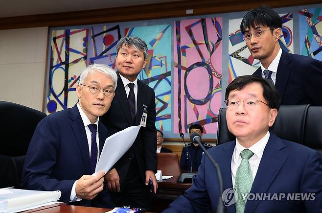 법사위 상황 살피는 천대엽 법원행정처장 (서울=연합뉴스) 천대엽 법원행정처장과 직원들이 15일 서울 서초구 대법원에서 열린 국회 법제사법위원회 국정감사에서 준비한 인사말을 하지 못한 채 현장점검으로 이어지자 법사위원장석 상황을 살피고 있다. 2025.10.15 [국회사진기자단] photo@yna.co.kr
