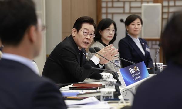 이재명 대통령이 16일 용산 대통령실에서 열린 제2차 핵심규제 합리화 전략회의를 주재하고 있다. 2025.10.16 /연합뉴스