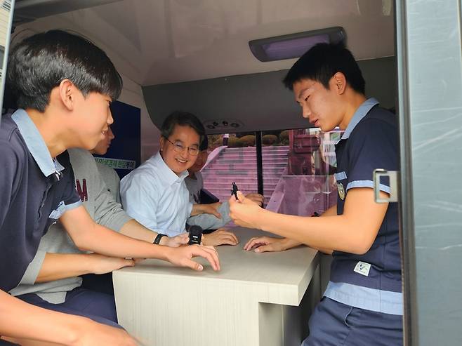 김동연 경기도지사가 16일 동두천중학교를 방문해 학생들과 '달달버스' 안에서 대화를 나누고 있다. 사진=이석중기자