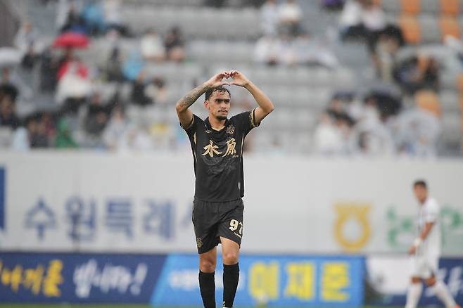 프로축구 K리그1 수원FC의 외국인 선수 루안이 지난 5일 수원종합운동장에서 열린 FC서울과의 경기에서 득점에 성공한 후 세리머니를 하고 있다. <한국프로축구연맹 제공>