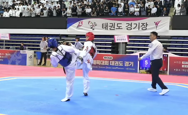 16일 부산광역시 강서체육공원 실내체육관에서 사전경기로 열린 제106회 전국체육대회 태권도 여자대학부 62㎏급 결승에서 이도아(경희대·빨간색 호구)가 김민지(광주대)의 머리를 노리고 공격을 하고 있다. <대한태권도협회 유튜브 채널 캡처>