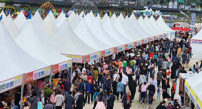보은대추축제가 17일 금요일 시작해 26일 까지 보은읍 뱃들공원과 속리산일원에서 열린다. 사진은 지난해 대추축제 대추판매장 모습