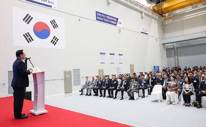 LIG넥스원은 대전 유성구에 약 1000억 원을 투자해 위성·레이저 체계 조립을 위한 대규모 시설투자 사업을 진행했다. 사진은 준공식 모습. 제공은 대전시