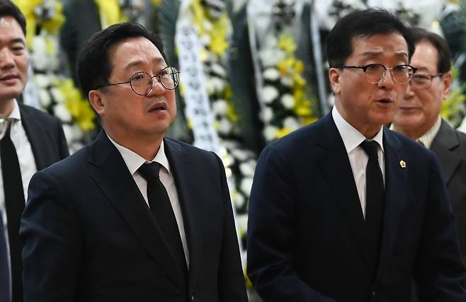 이장우 대전시장과 조원휘 대전시의장이 16일 을지대병원 장례식장에 마련된 이상민 국민의힘 대전시당위원장 빈소에 방문했다. 김주형 기자 kjh2667_@cctoday.co.kr