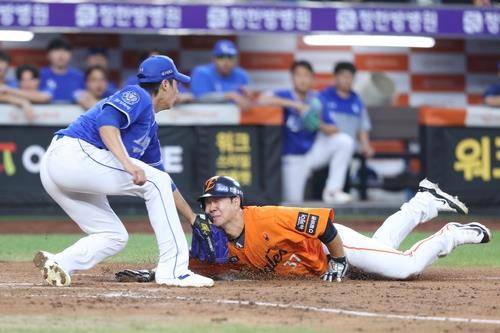 삼성과 한화의 정규시즌 경기 모습