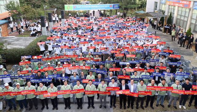 지난 1일 전북자치도체육회관 야외광장에서 열린 '제106회 전국체육대회 전북자치도선수단 결단식'에 참석자한 선수와 임원 등이 퍼포먼스를 하며 필승을 다짐하고 있다. 조현욱 기자