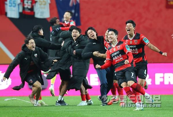 포항과 서울이 오는 18일 오후 2시 서울월드컵 경기장에서 올 시즌 3번째 맞대결을 벌인다. 사진은 지난해 FA컵 우승 장면. 사진=포항스틸러스 제공