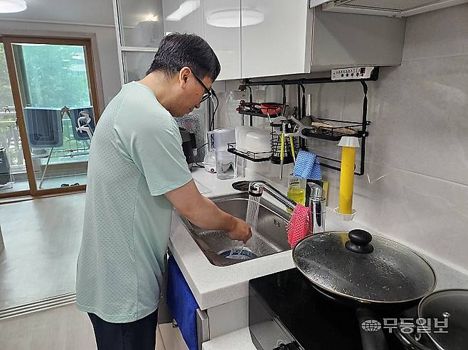 광주 광산구 '살던집 프로젝트'를 통해 요양병원에서 퇴원 후 지난 8월 '중간집'에 입주해 자립을 시작한 이대성씨가 직접 점심 식사를 준비하기 위해 손을 씻고 있다. 강주비 기자