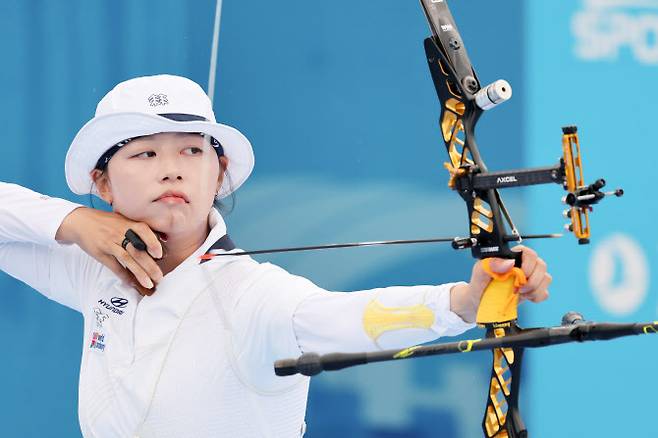 지난달 12일 광주 동구 국립아시아문화전당 5·18민주광장에서 열린 2025 세계양궁선수권대회 리커브 여자 개인전 16강에서 임시현이 화살을 쏘고 있다. 사진=연합뉴스