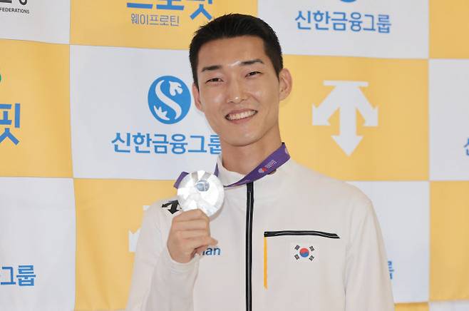 2025 도쿄 세계육상선수권대회 남자 높이뛰기 결선에서 은메달을 획득한 우상혁이 지난달 18일 서울 강서구 김포국제공항으로 귀국한 뒤 메달을 들어보이며 환하게 웃고 있다. 사진=연합뉴스