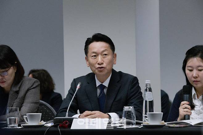 고영인 경기도 경제부지사가 벨기에에서 열린 제2회 초혁신 신기술 동맹DETA에서 소버린 AI, 지방정부가 주도하는 AI 주권모델’을 주제로 발표를 진행하고 있다.(사진=경기도)