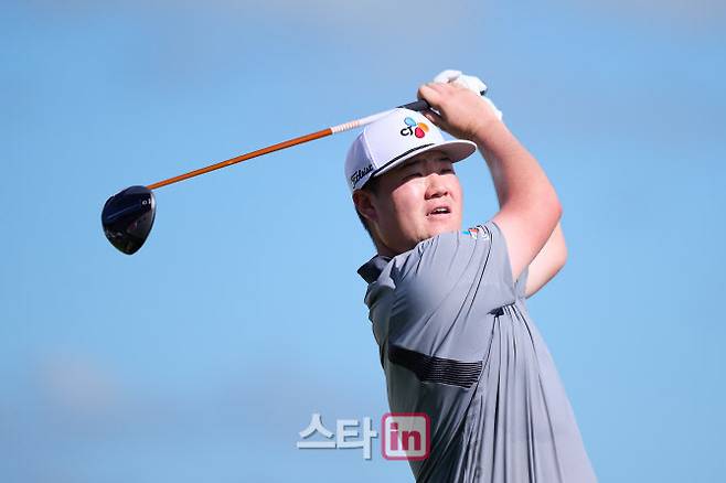 임성재가 마카오 오픈에서 힘차게 티샷을 하고 있다. (사진=SJM 마카오 오픈)