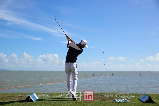 바다를 향해 공을 날리는 마카오 골프 앤 컨트리클럽의 드라이빙 레인지는 낯설지만 특별한 매력이 있다. (사진=SJM 마카오 오픈)