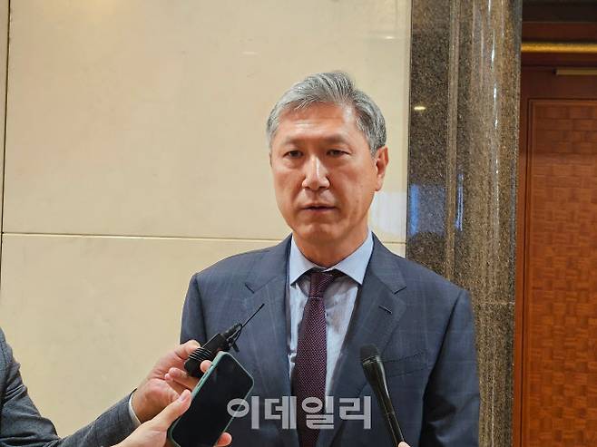 노재헌 신임 주중 한국대사가 16일 오후 중국 베이징 서우두국제공항에서 기자들과 만나 이야기하고 있다. (사진=베이징특파원 공동취재단)