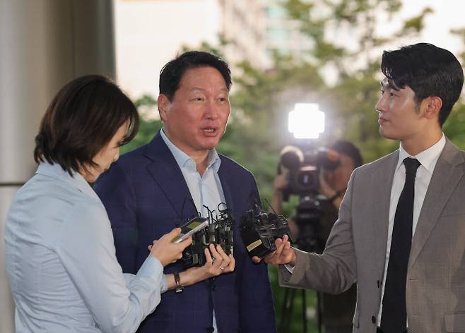 최태원 SK그룹 회장이 16일 오후 미국 출장을 위해 서울 김포비즈니스항공센터를 통해 출국하기에 앞서 노소영 아트센터 나비 관장과의 이혼 소송에 대한 대법원 판결 관련 질의에 답하고 있다.(사진=연합뉴스)