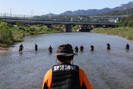 중랑천 실종 중학생 수색 작업 중인 구급대원들. (사진=연합뉴스)