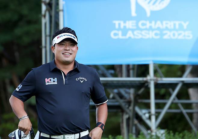 이승택이 16일 열린 KPGA 투어 더채리티클래식 1라운드에서 환한 미소를 짓고 있다.