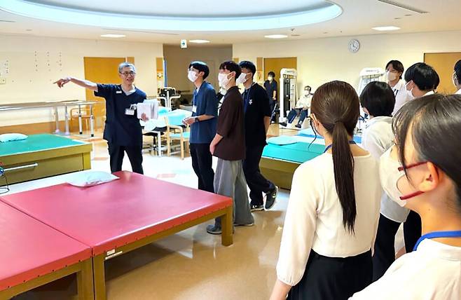 이와미병원은 다다미실을 재현해 두고 환자가 집에 돌아가서도 익숙한 생활 환경에서 움직일 수 있도록 훈련하게 한다. 사진=천옥현 기자