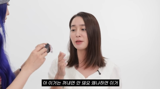 이민정의 화장품 파우치에서는 수년 전에 판매된 각종 화장품이 발견됐다. 사진=유튜브 채널 '이민정 MJ'