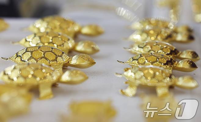 서울 종로구 귀금속 거리에 진열된 금거북이들. /뉴스1 ⓒ News1