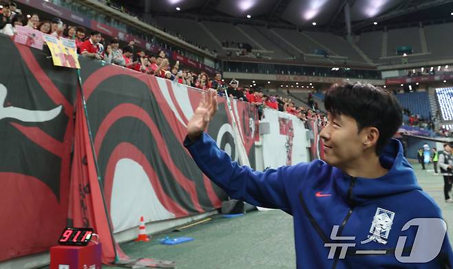 팬들에게 인사하는 축구대표팀 손흥민. 2025.10.14/뉴스1 ⓒ News1 김명섭 기자