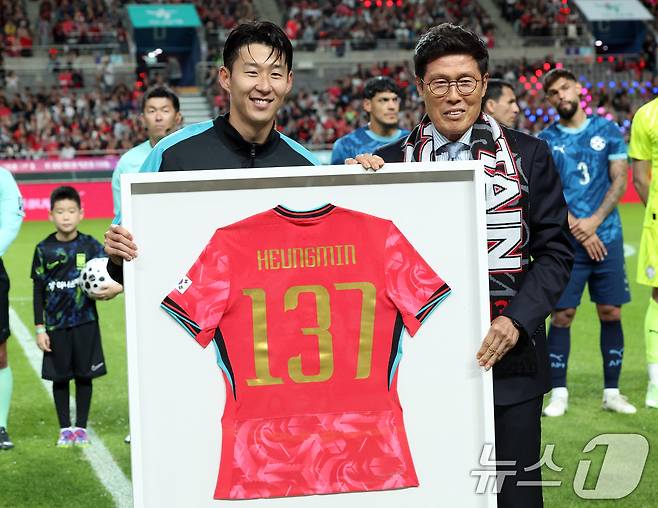 차범근에게 축하를 받는 손흥민(왼쪽). 2025.10.14/뉴스1 ⓒ News1 김명섭 기자