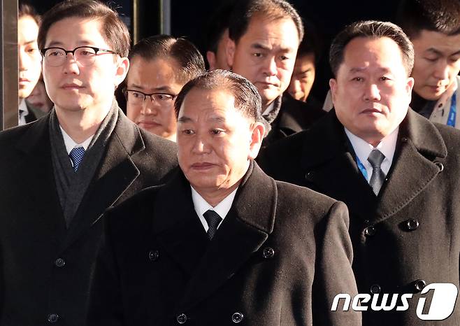 지난 2018년 2월 평창동계올림픽 폐회식 참석차 방남한 김영철 통일선전부 고문과 리선권 노동당 중앙위원회 부장(오른쪽). 2018.2.25/뉴스1 ⓒ News1 이재명 기자