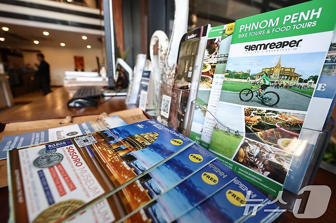 사진은 16일(현지시간) 캄보디아 프놈펜의 한 숙소에 비치된 관광정보 책자. 2025.10.16/뉴스1 ⓒ News1 김도우 기자