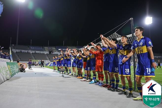 충남아산 선수단(한국프로축구연맹 제공)