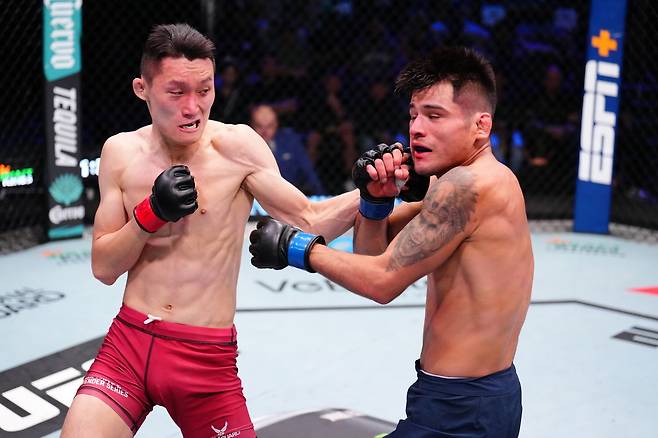 권원일(왼쪽)이 디아스에게 KO패를 당해 UFC 진출이 좌절됐다.(UFC 제공)