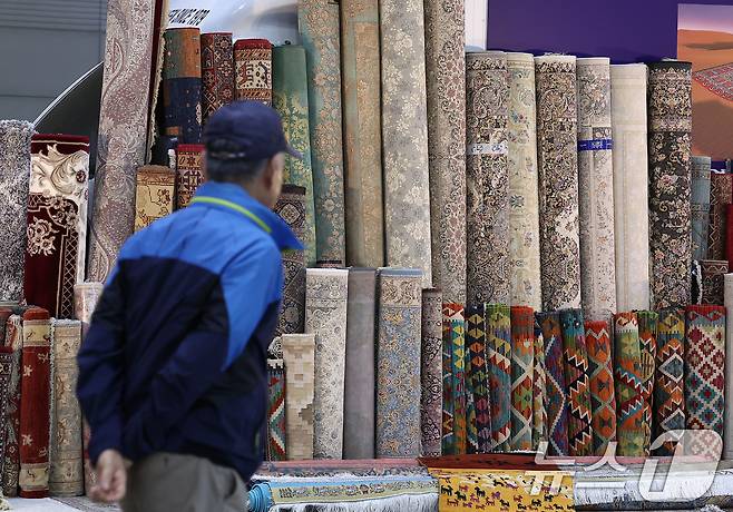 16일 경기 고양시 킨텍스에서 열린 제18회 고양가구박람회를 찾은 관람객들이 전시장을 둘러보고 있다. 2025.10.16/뉴스1 ⓒ News1 김성진 기자