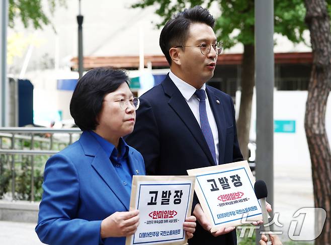 더불어민주당 김현, 전용기 국민소통위원장이 16일 서울 종로구 서울경찰청 민원실 앞에서 김현지 대통령실 1부속실장에 대한 허위 조작 보도 의혹을 주장하며 한미일보에 대한 고발장 접수하기에 앞서 입장을 밝히고 있다. 2025.10.16/뉴스1 ⓒ News1 김민지 기자