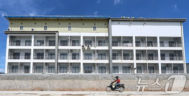 16일(현지시간) 캄보디아과 베트남 국경 지역 쯔러이톰에 위치한 온라인스캠범죄단지. 현지인들에 따르면 이 단지들은 최근 1~2년 사이에 생겼다. 범죄조직들은 지난해부터 캄보디아 당국의 단속이 심해지자 눈을 피하기 위해 국경지대로 거점을 옮기는 것으로 알려졌다. 2025.10.16/뉴스1 ⓒ News1 김도우 기자