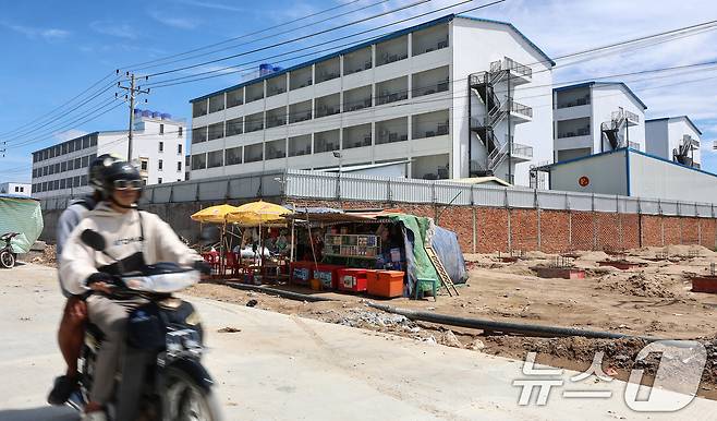 16일(현지시간) 캄보디아과 베트남 국경 지역 쯔러이톰에 위치한 온라인스캠범죄단지. 현지인들에 따르면 이 단지들은 최근 1~2년 사이에 생겼다. 범죄조직들은 지난해부터 캄보디아 당국의 단속이 심해지자 눈을 피하기 위해 국경지대로 거점을 옮기는 것으로 알려졌다. 2025.10.16/뉴스1 ⓒ News1 김도우 기자