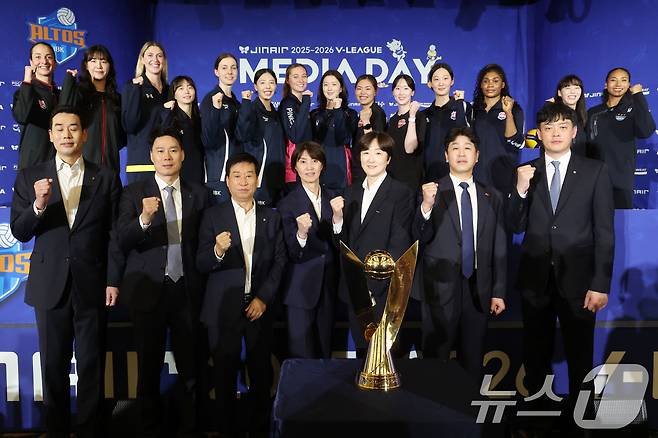 16일 오후 서울 강남구 청담동 리베라호텔에서 열린 프로배구 진에어 2025-2026 V리그 여자부 미디어데이에서 7개 구단 감독과 대표 선수들이 파이팅을 외치고 있다. 2025.10.16/뉴스1 ⓒ News1 이광호 기자