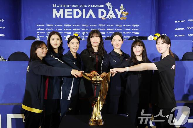 16일 오후 서울 강남구 청담동 리베라호텔에서 열린 프로배구 진에어 2025-2026 V리그 여자부 미디어데이에서 7개 구단 선수들이 기념촬영을 하고 있다. 왼쪽부터 현대건설 김다인, 흥국생명 이다현, IBK기업은행 육서영, 정관장 정호영, 한국도로공사 김세빈, GS칼텍스 유서연, 페퍼저축은행 고예림. 2025.10.16/뉴스1 ⓒ News1 이광호 기자