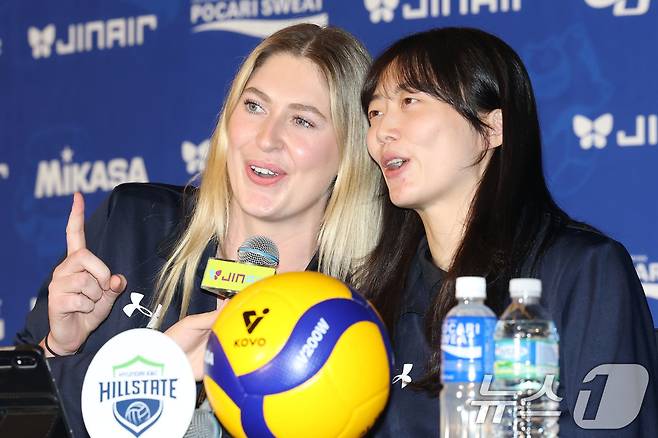 현대건설 김다인(오른쪽), 카리 가이스버거가 16일 오후 서울 강남구 청담동 리베라호텔에서 열린 프로배구 진에어 2025-2026 V리그 여자부 미디어데이에서 시즌에 임하는 각오와 포부를 밝히며 구호를 외치고 있다. 2025.10.16/뉴스1 ⓒ News1 이광호 기자