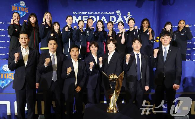 16일 오후 서울 강남구 청담동 리베라호텔에서 열린 프로배구 진에어 2025-2026 V리그 여자부 미디어데이에서 7개 구단 감독과 대표 선수들이 파이팅을 외치고 있다. 2025.10.16/뉴스1 ⓒ News1 이광호 기자