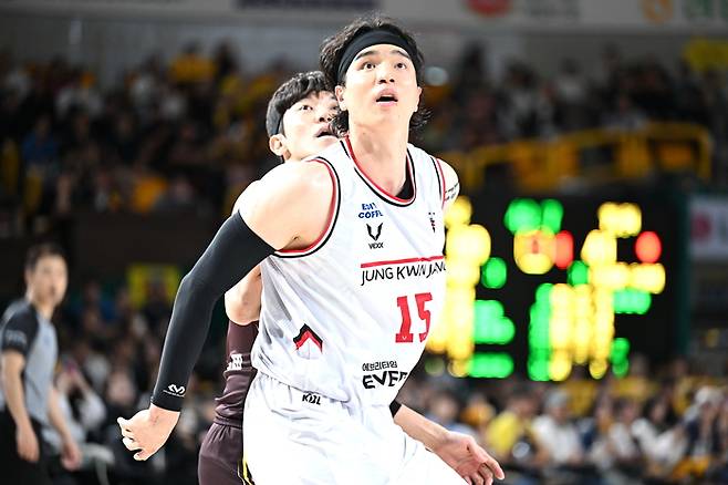 안양 정관장 김종규가 15일 창원체육관에서 열린 2025~2026 LG전자 프로농구 정규리그 창원 LG와 경기에서 리바운드를 잡기 위해 몸싸움을 하고 있다. 사진 | KBL