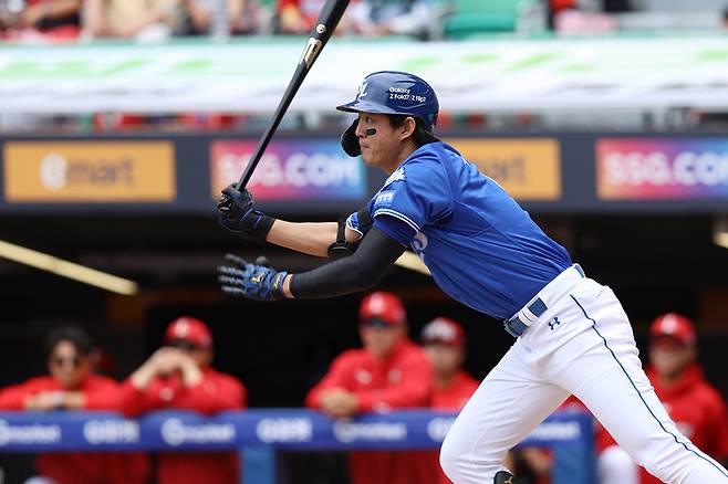 삼성 구자욱이 11일 인천SSG랜더스필드에서 열린 2025 KBO리그 포스트시즌 SSG와 준플레이오프 2차전 4회초 2루타를 치고 있다. 사진 | 삼성 라이온즈