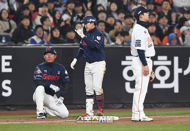 롯데 이호준(가운데)이 2일 대전 한화생명 볼파크에서 열린 2025 KBO리그 한화와 경기 2회초 1사 1루 상황에서 한화 선발 문동주를 상대로 1타점 3루타를 치고 세리머니를 하고 있다. 대전 | 박진업 기자 upanddup@sportsseoul.com