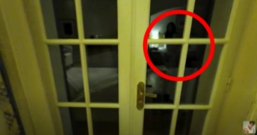 가수 김종국이 지난 9일 유튜브 채널 ‘짐종국 GYM JONG KOOK’을 통해 공개한 신혼여행지에서 운동하는 영상을 비공개로 전환한 가운데, 일부 누리꾼들이 해당 영상 속 김종국 아내의 실루엣이 등장해 이를 감추기 위한 것이 아니냐는 추측을 내놨다. /사진=유튜브 채널 ‘짐종국’ 영상