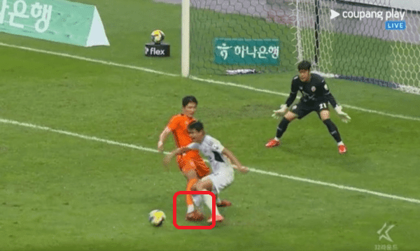 3일 제주월드컵경기장에서 하나은행 K리그1 2025 32라운드 경기에서 제주SK 장민규가 전북현대 전진우를 발로 밟는 장면. /사진=쿠팡플레이