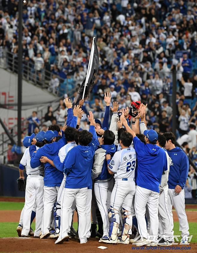 14일 대구 라이온즈파크에서 열린 삼성과 SSG의 준PO 4차전. SSG를 잡고 플레이오프에 진출한 삼성 선수들이 기뻐하고 있다. 대구=박재만 기자 pjm@sportschosun.com/2025.10.14/