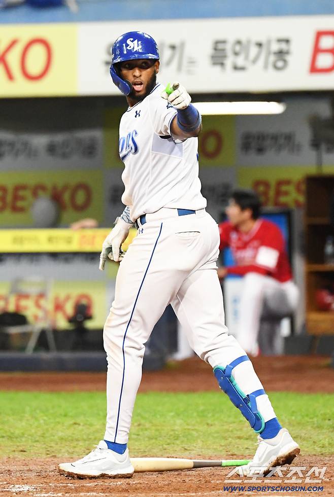 14일 대구 라이온즈파크에서 열린 삼성과 SSG의 준PO 4차전. 8회말 2사 1루 삼성 디아즈가 역전 투런포를 날린 뒤 환호하고 있다. 대구=박재만 기자 pjm@sportschosun.com/2025.10.14/